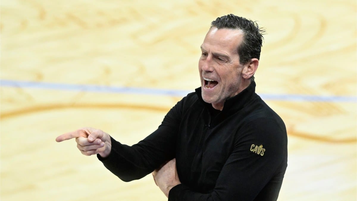 Kenny Atkinson da instrucciones a los suyos.