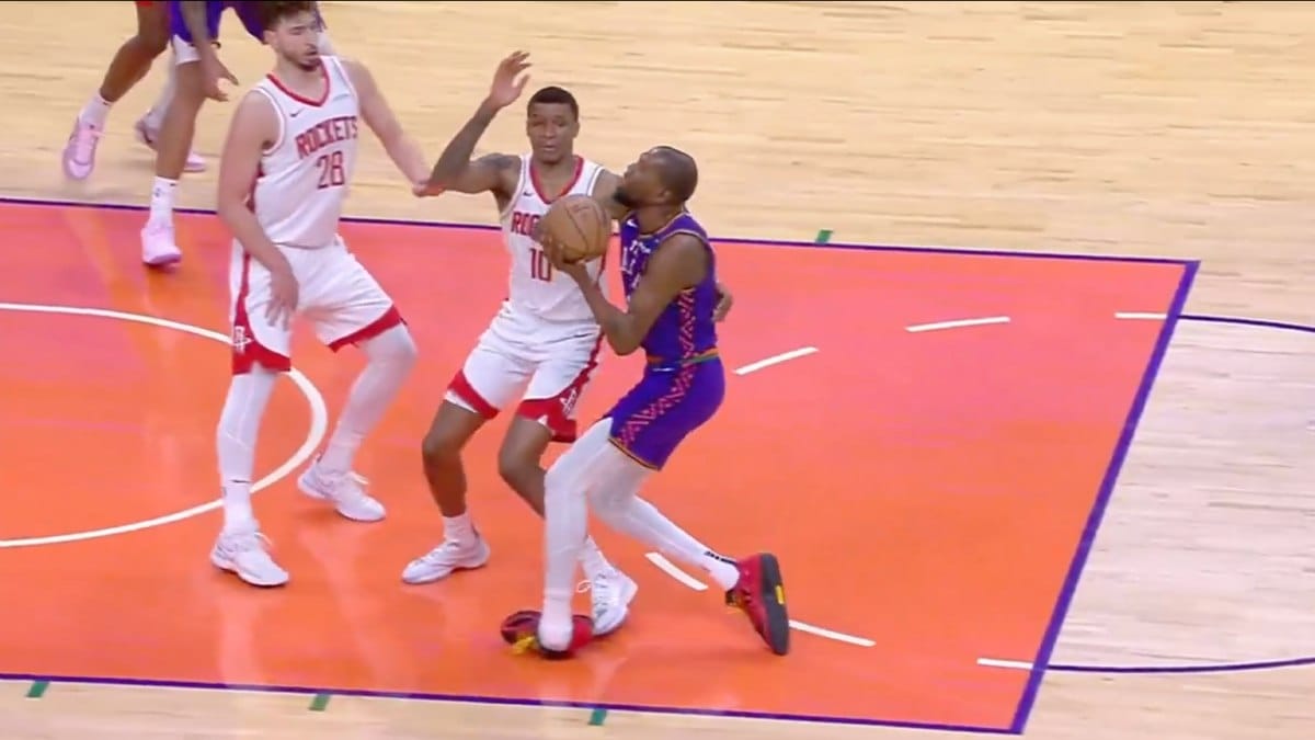 Kevin Durant sufre una fuerte torcedura de tobillo.
