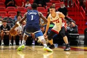 Anthony Edwards encara a Tyler Herro durante un Heat vs Timberwolves