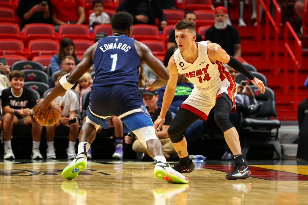 Anthony Edwards encara a Tyler Herro durante un Heat vs Timberwolves