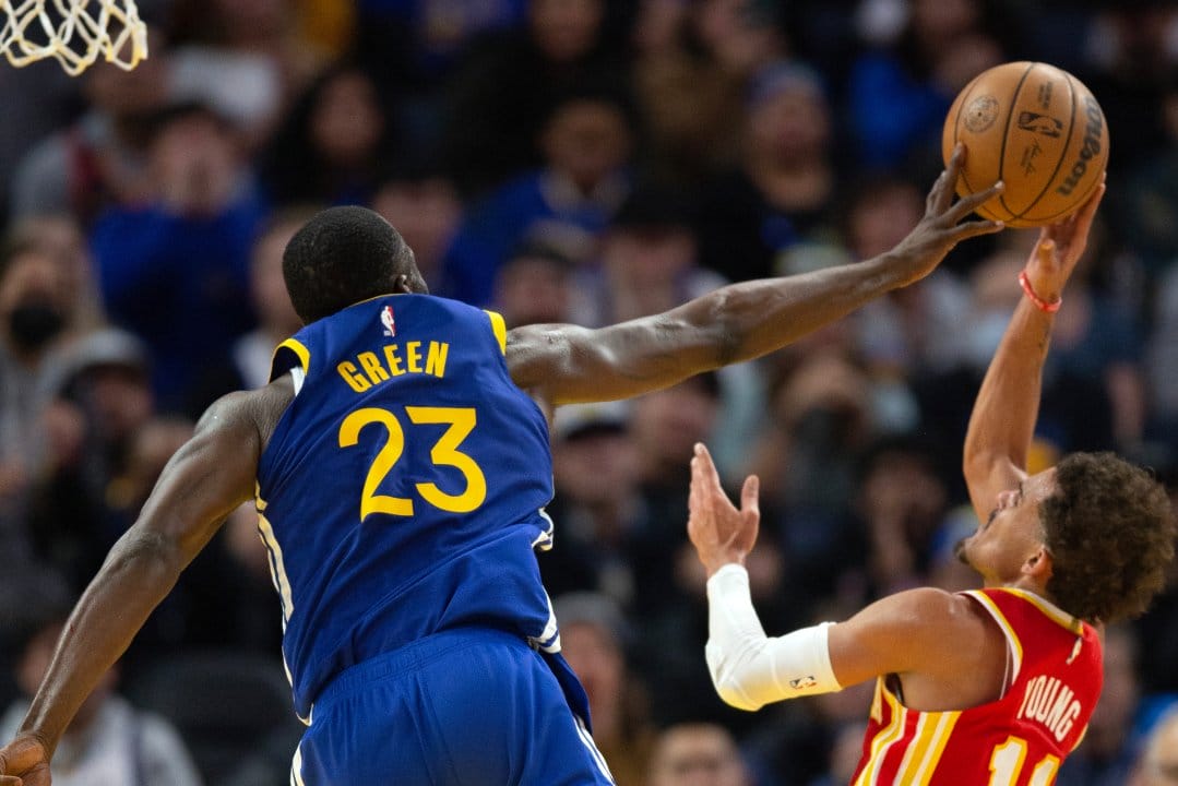 Draymond Green tapona a Trae Young durante un Hawks vs Warriors