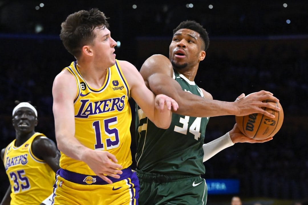 Giannis Antetokounmpo se mide con Austin Reaves en un Lakers vs Bucks.