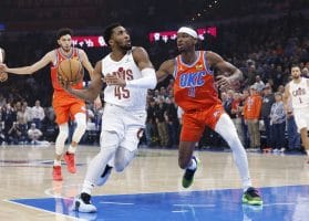 Donovan Mitchell es defendido por Shai Gilgeous-Alexander