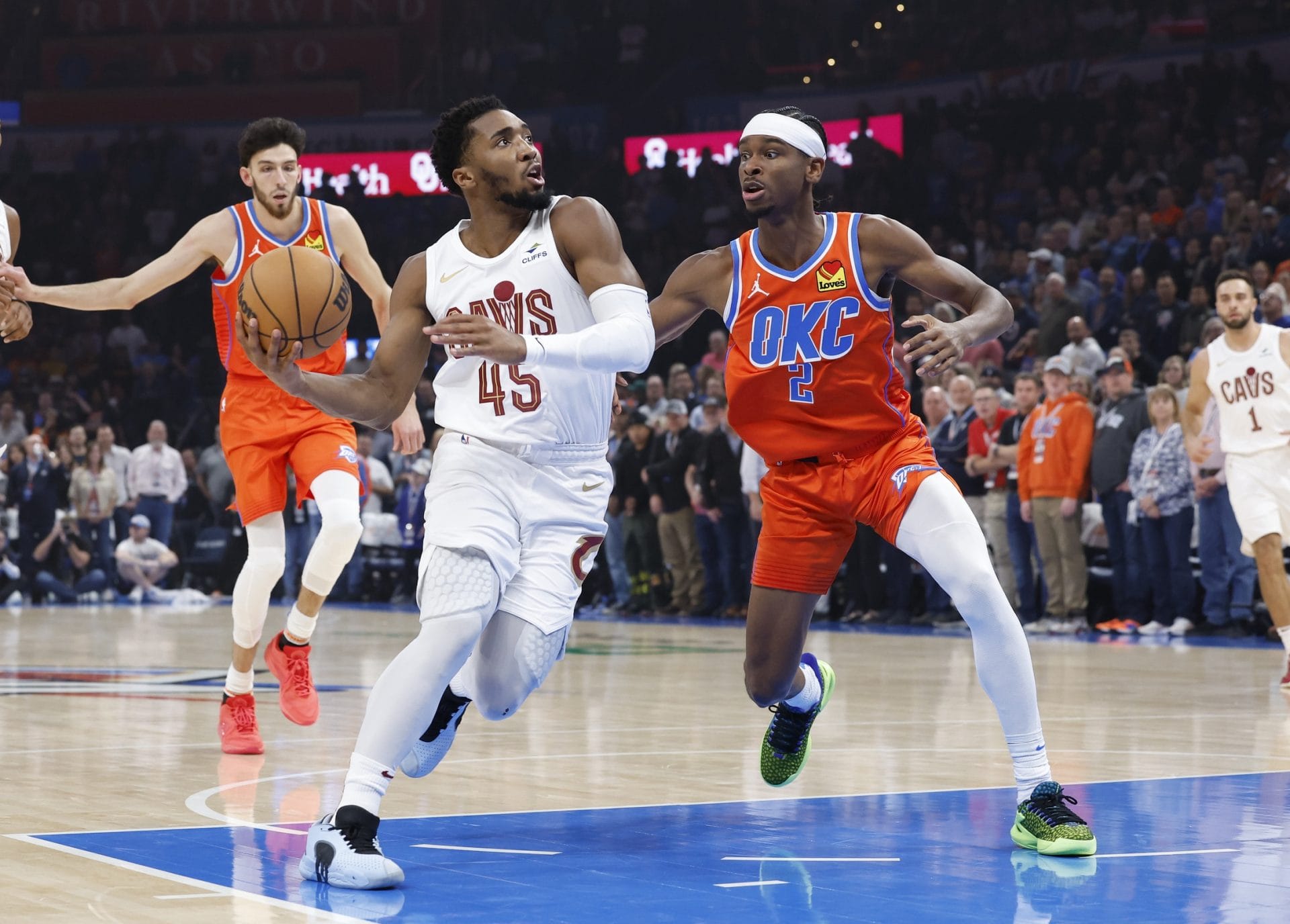 Donovan Mitchell es defendido por Shai Gilgeous-Alexander