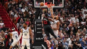 Bam Adebayo intenta un mate ante Rudy Gobert en un Heat vs Timberwolves