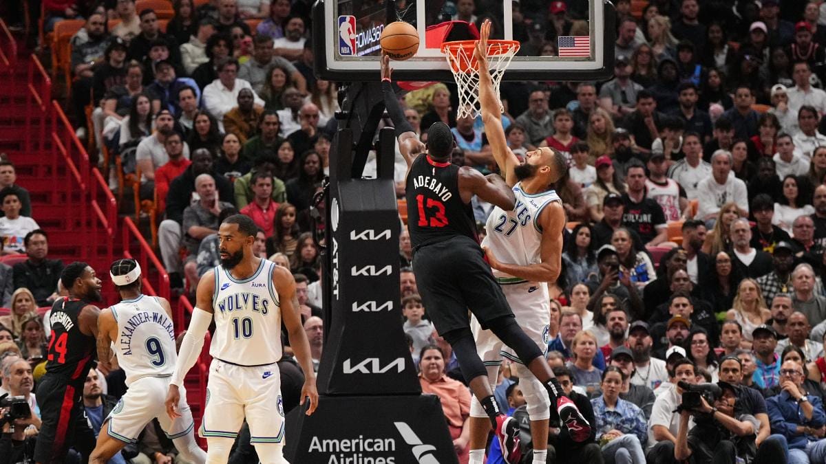 Bam Adebayo intenta un mate ante Rudy Gobert en un Heat vs Timberwolves
