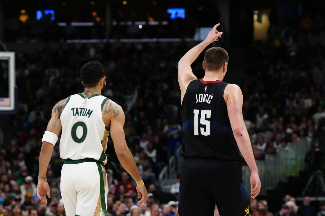 Jayson Tatum y Nikola Jokic durante un Celtics vs Nuggets
