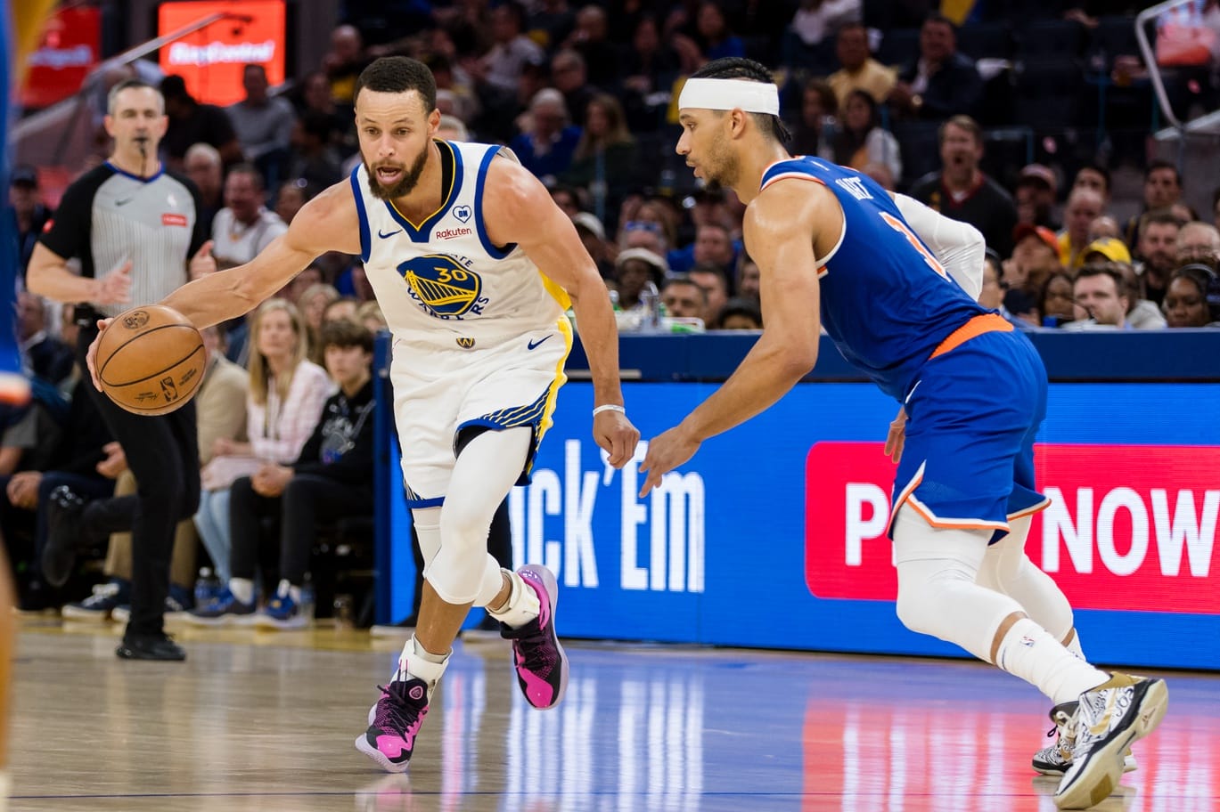 Stephen Curry y Josh Harte durante un Warriors vs Knicks