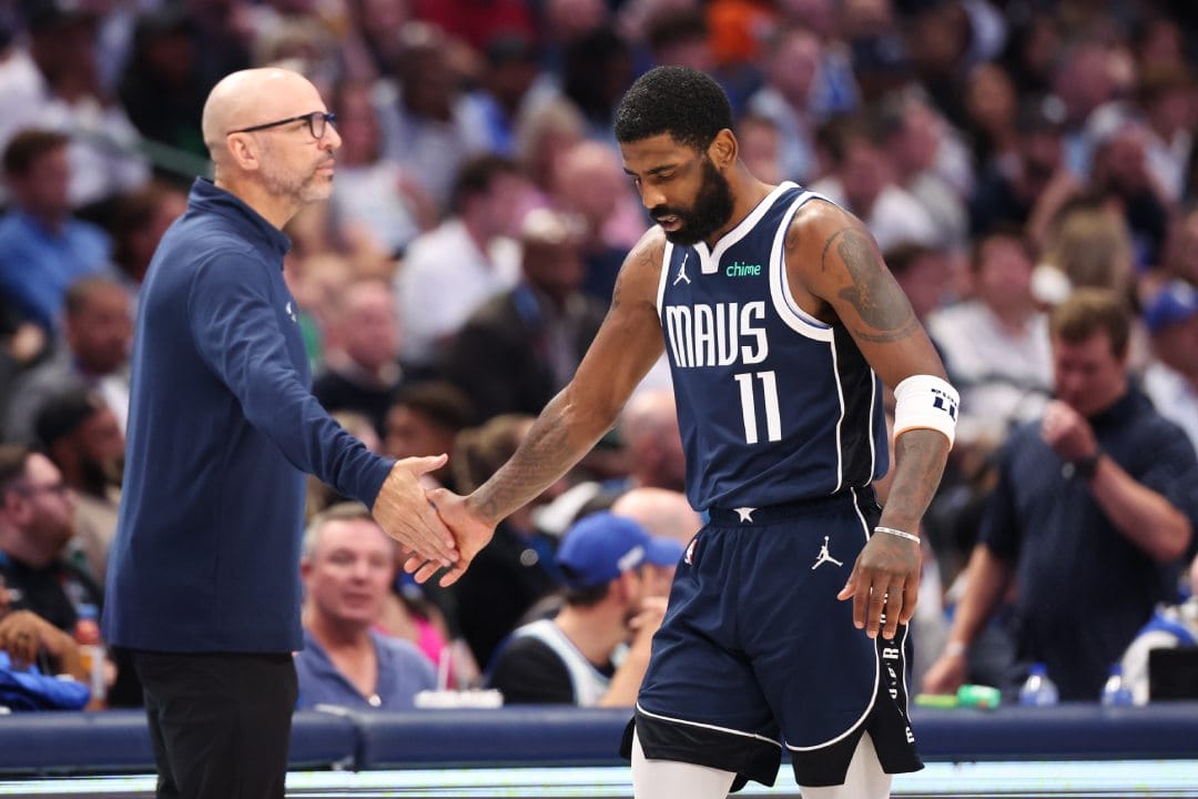 Kidd Irving chocan manos en la banda.
