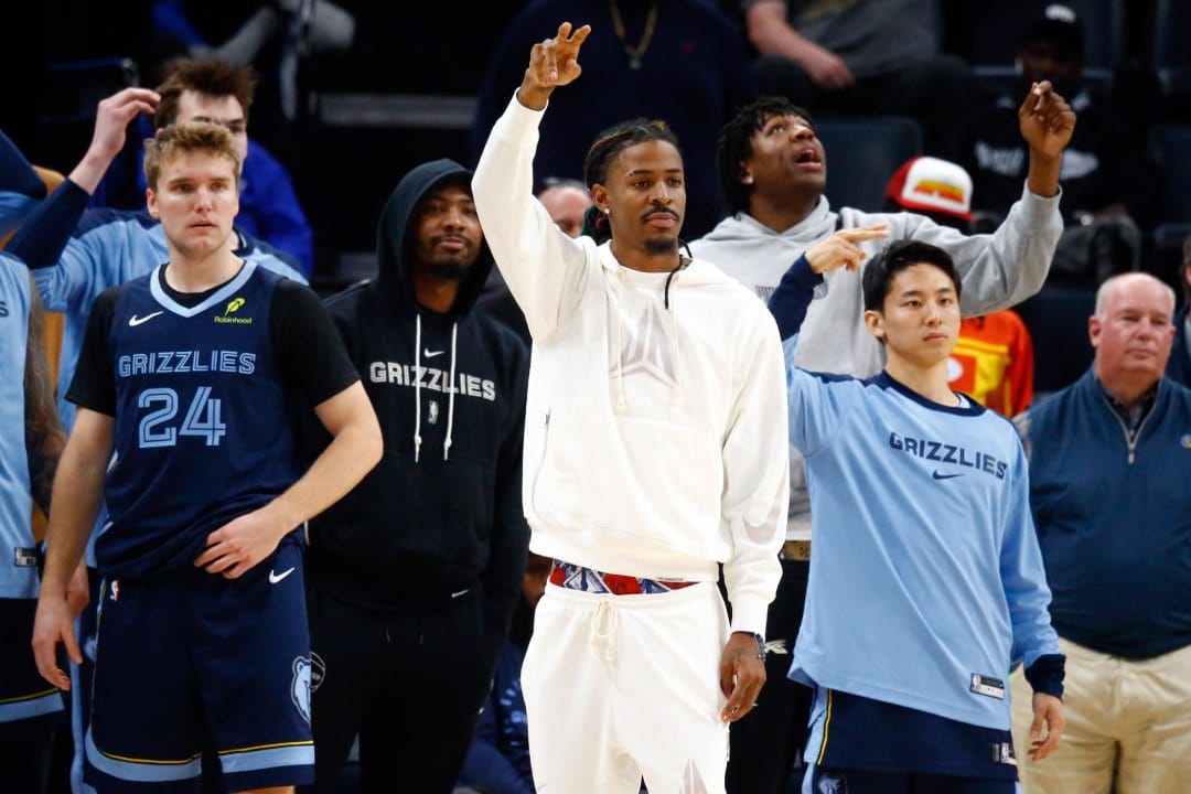 Ja Morant y Cam Spencer celebran en la banda