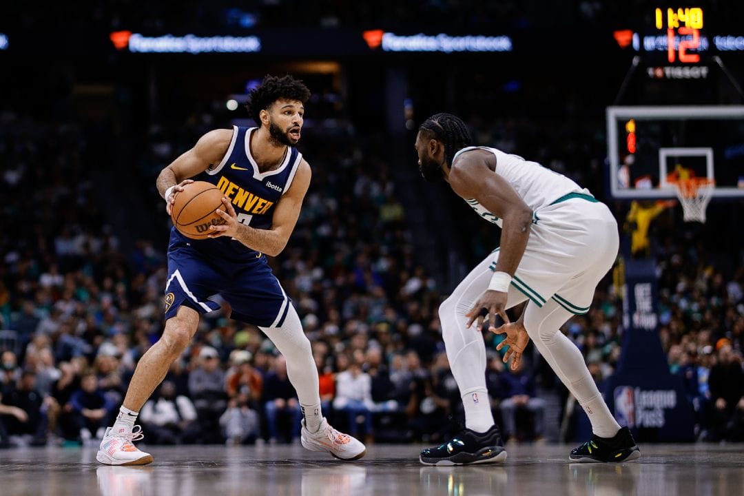 Jamal Murray mide a Jaylen Brown durante un Celtics vs Nuggets.
