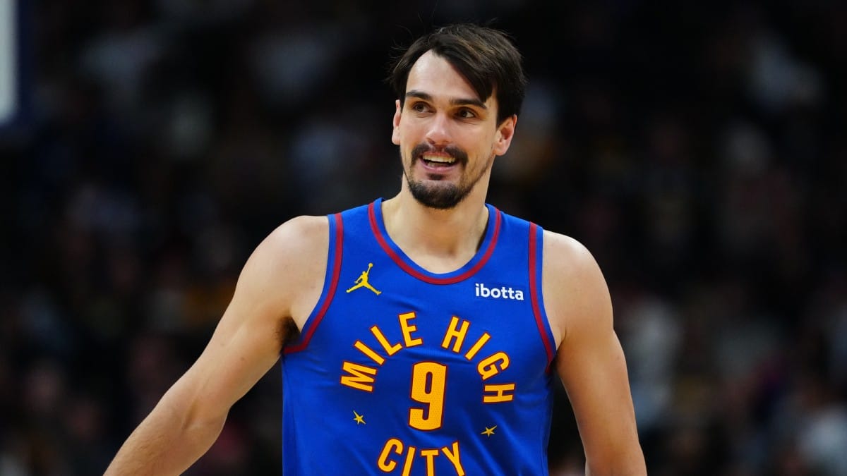 Dario Saric con el uniforme de los Denver Nugggets.