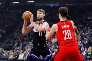 Sabonis se mide a Sengün durante un Rockets vs Kings