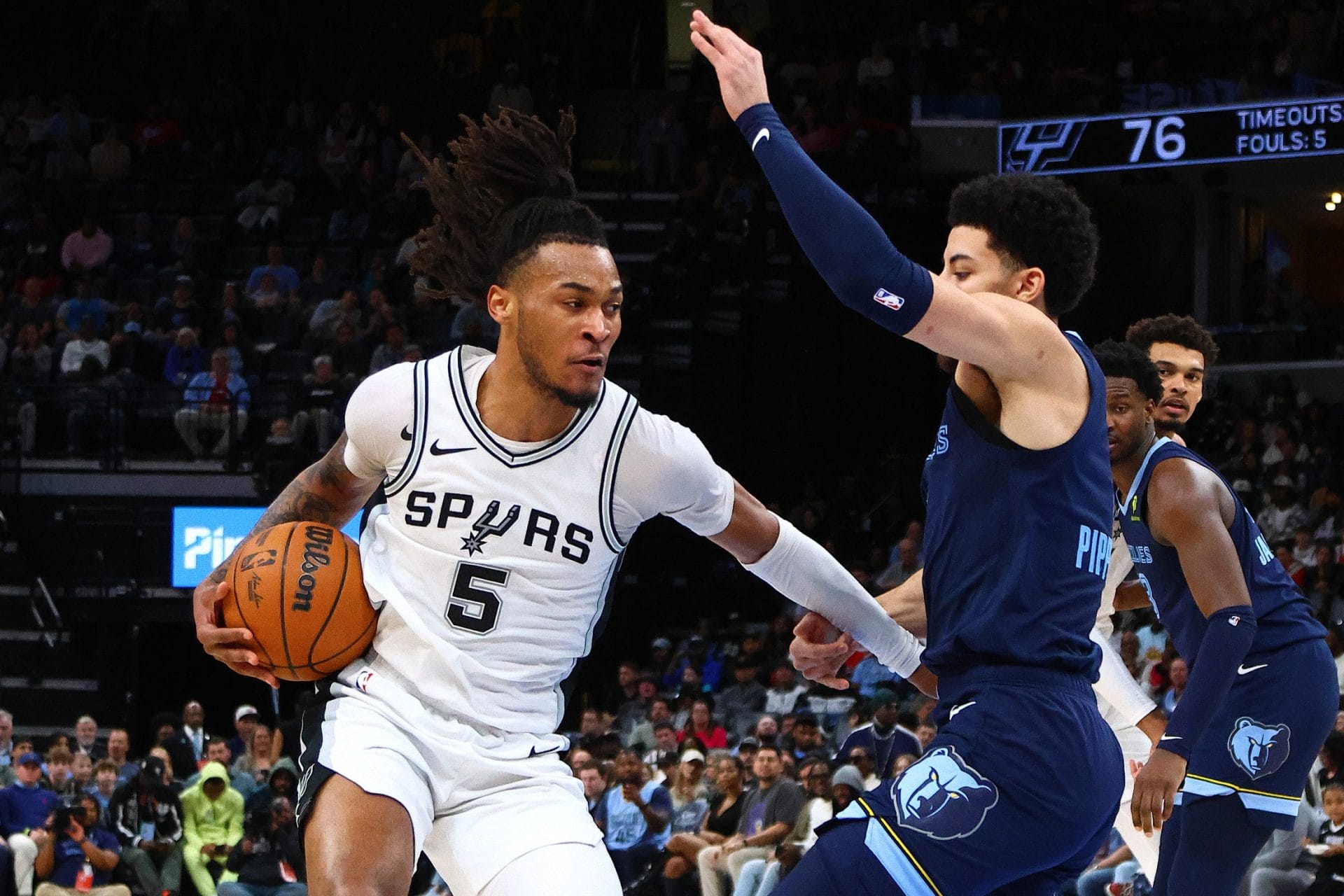 Stephon Castel contra los Grizzlies