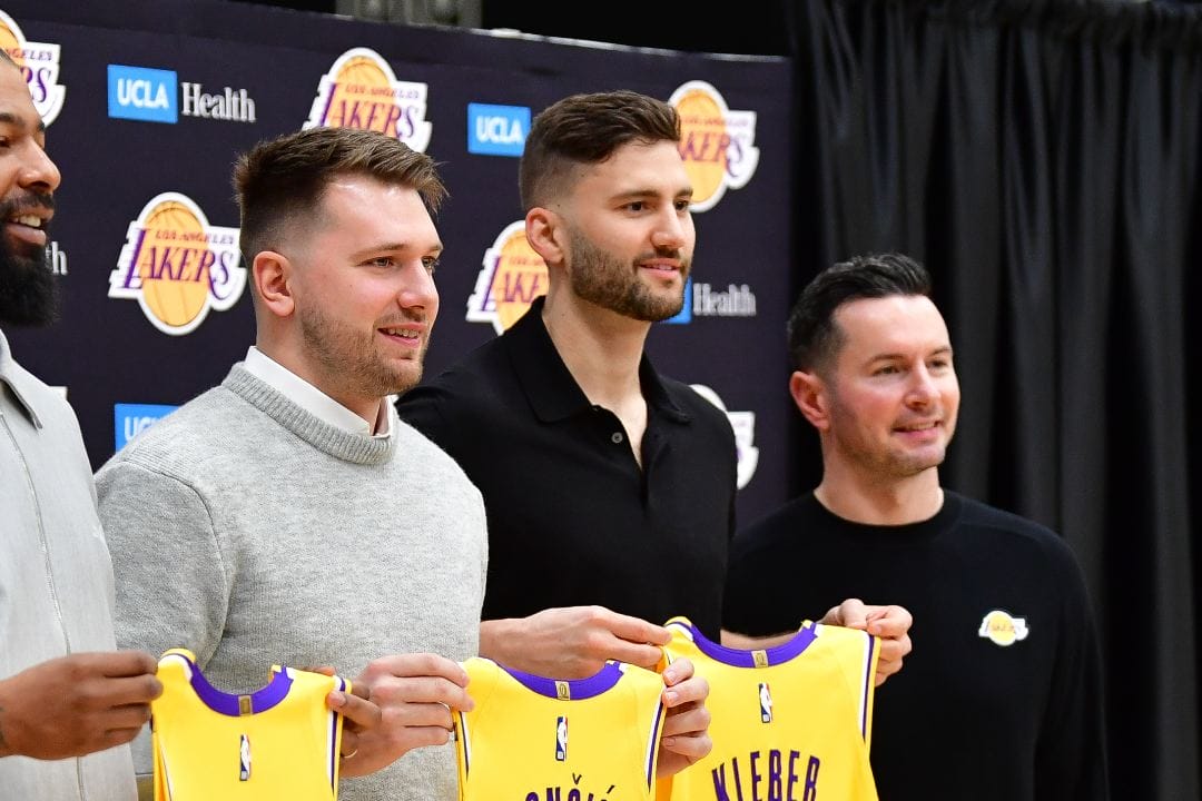 MAxi Kleber junto a Luka Doncic y JJ Redick en su presentación con los Lakers.