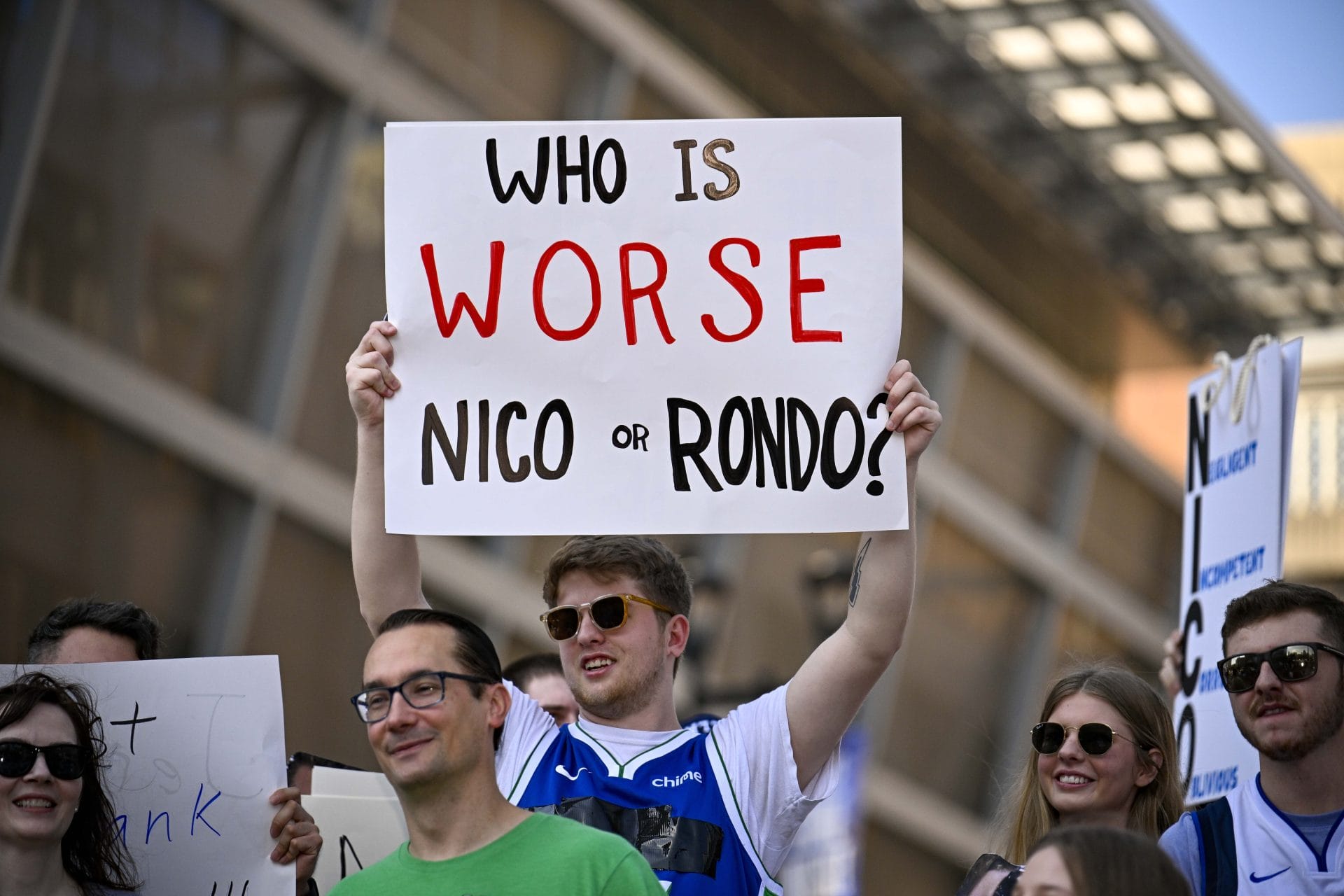 Pancarta en contra de Nico Harrison