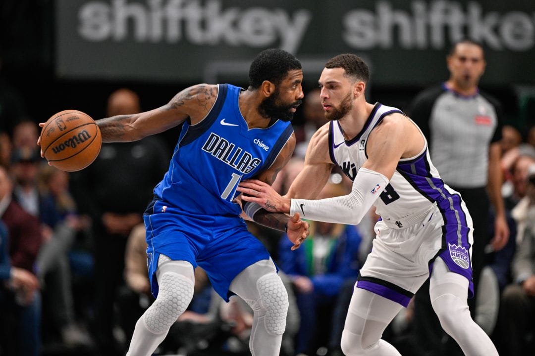 Kyrie Irving postea a Zach LaVine durante el último Mavericks vs Kings