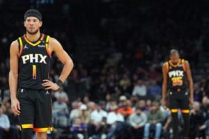 Devin Booker y Kevin Durant cabizbajos