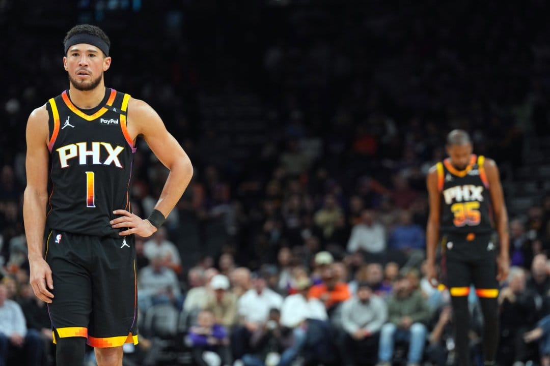 Devin Booker y Kevin Durant cabizbajos