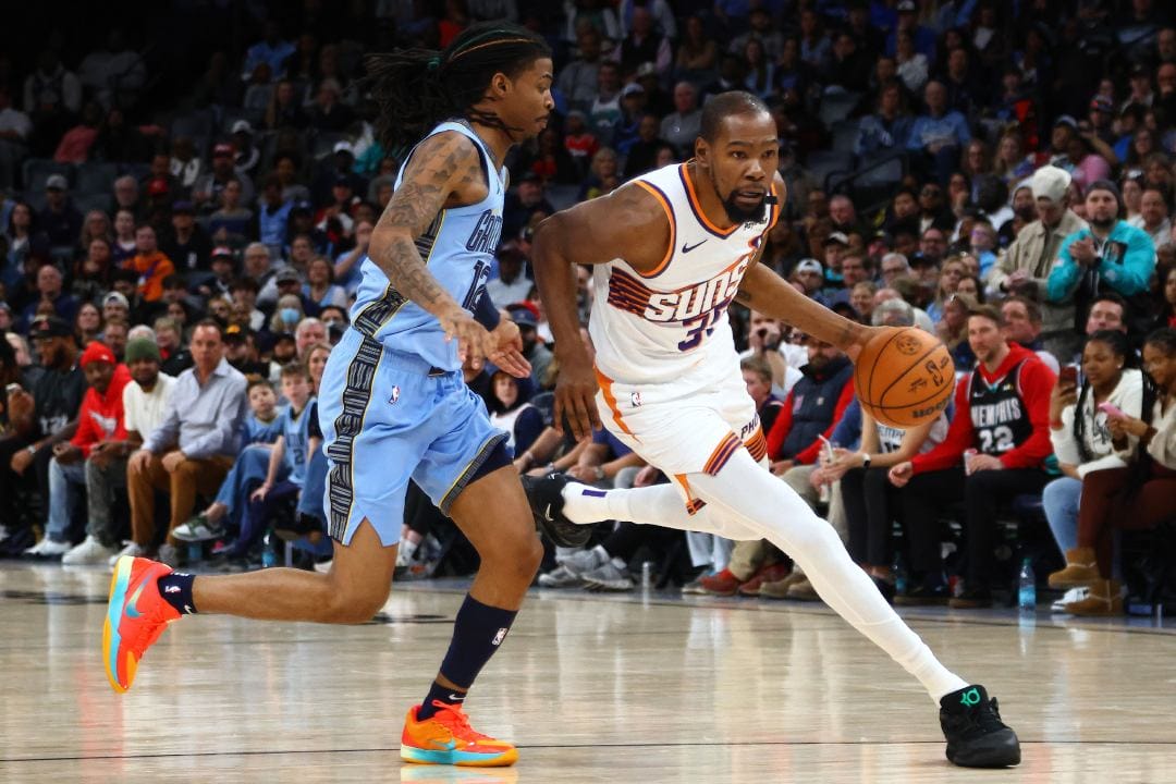 Kevin Durant supera a Ja Morant durante un Grizzlies vs Suns