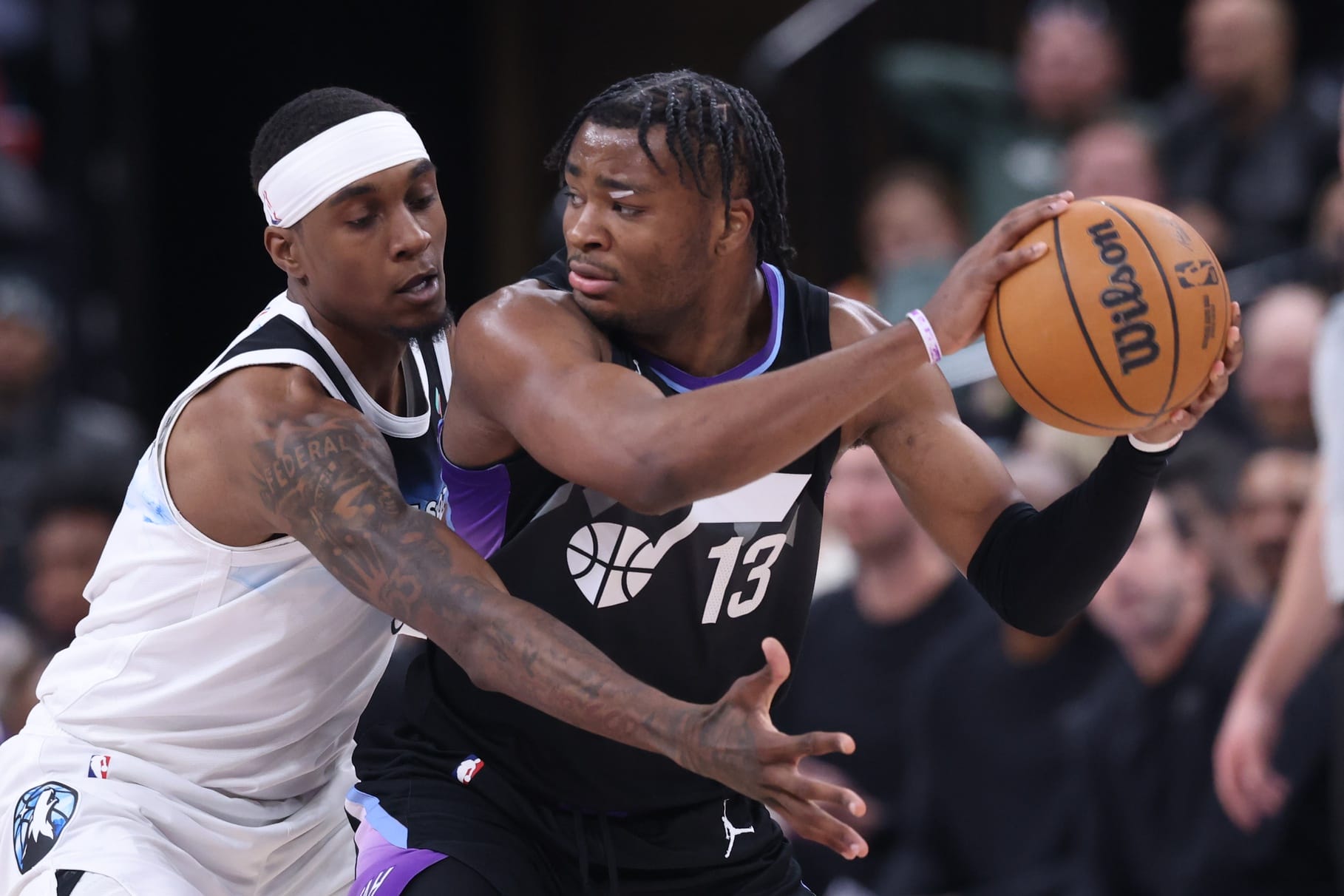 Isaiah Collier con el balón