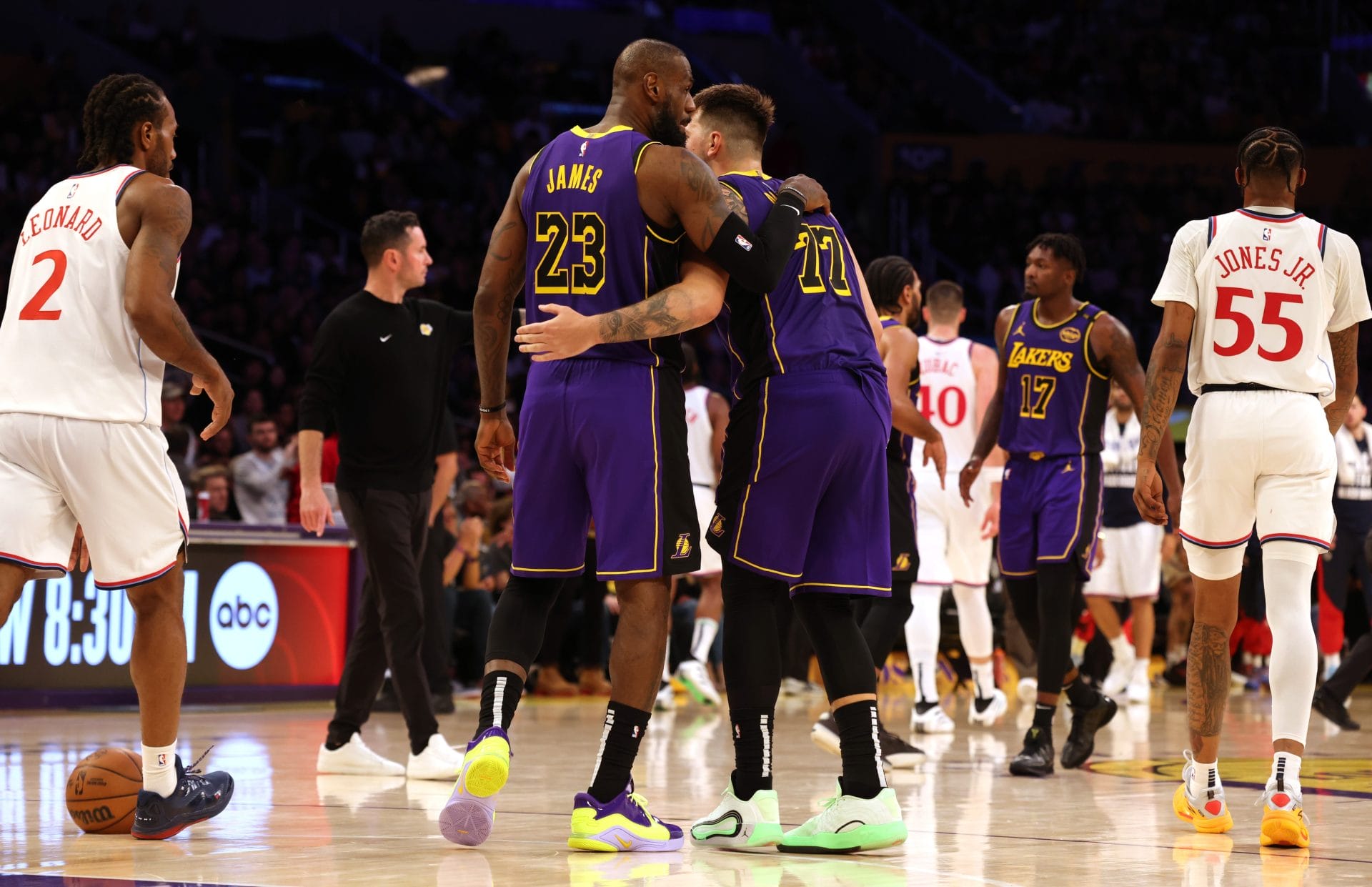 LeBron James abraza a Luka Doncic