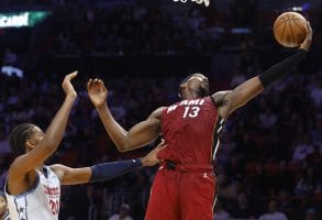 Bam Adebayo captura un rebote