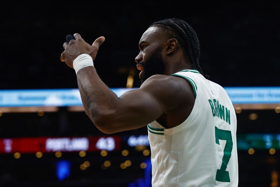 Jaylen Brown protesta una decisión arbitral.