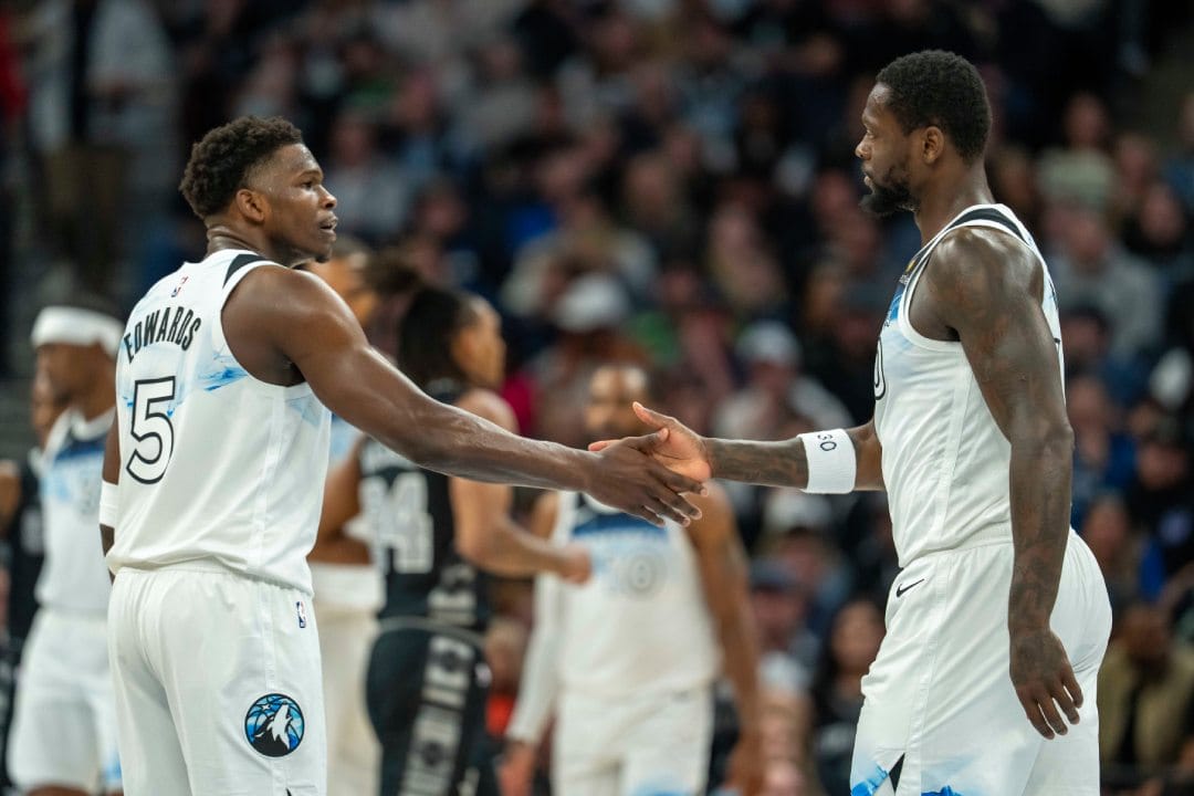 Julius Randle felicita a Anthony Edwards.