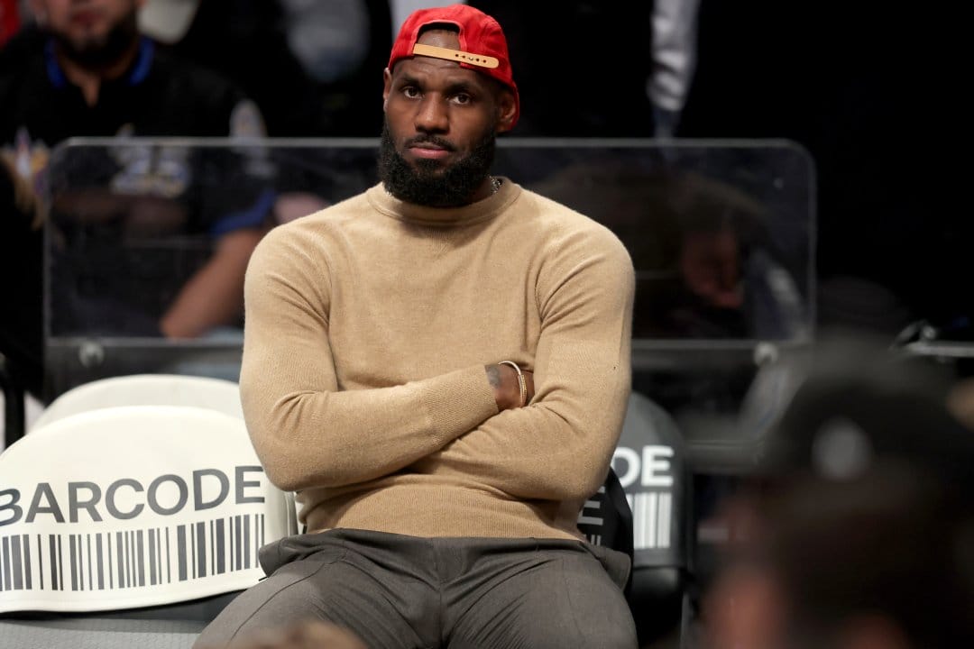 LeBron James esperando su regreso.