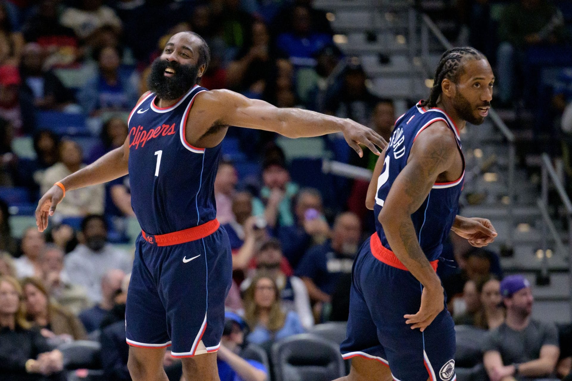 Kawhi-Leonard-choque-de-manos-con-James-Harden