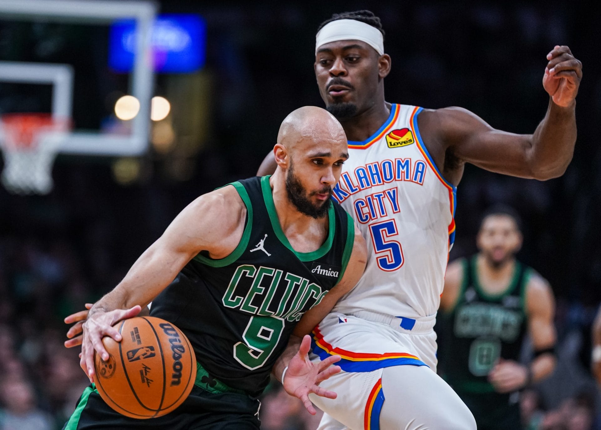Luguentz Dort defiende a Derrick White