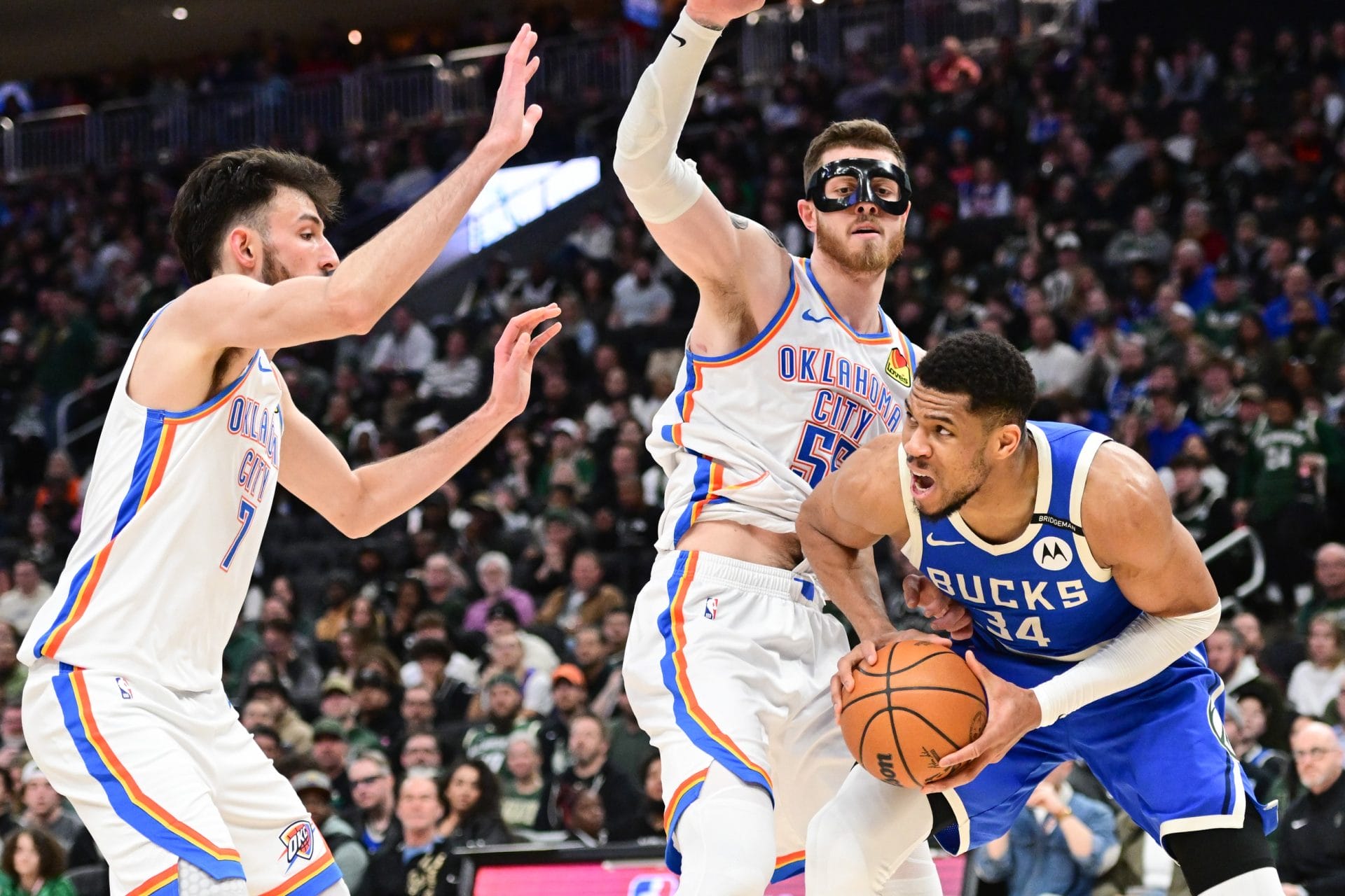 Ginannis Antetokounmpo ante la defensa de los Thunder