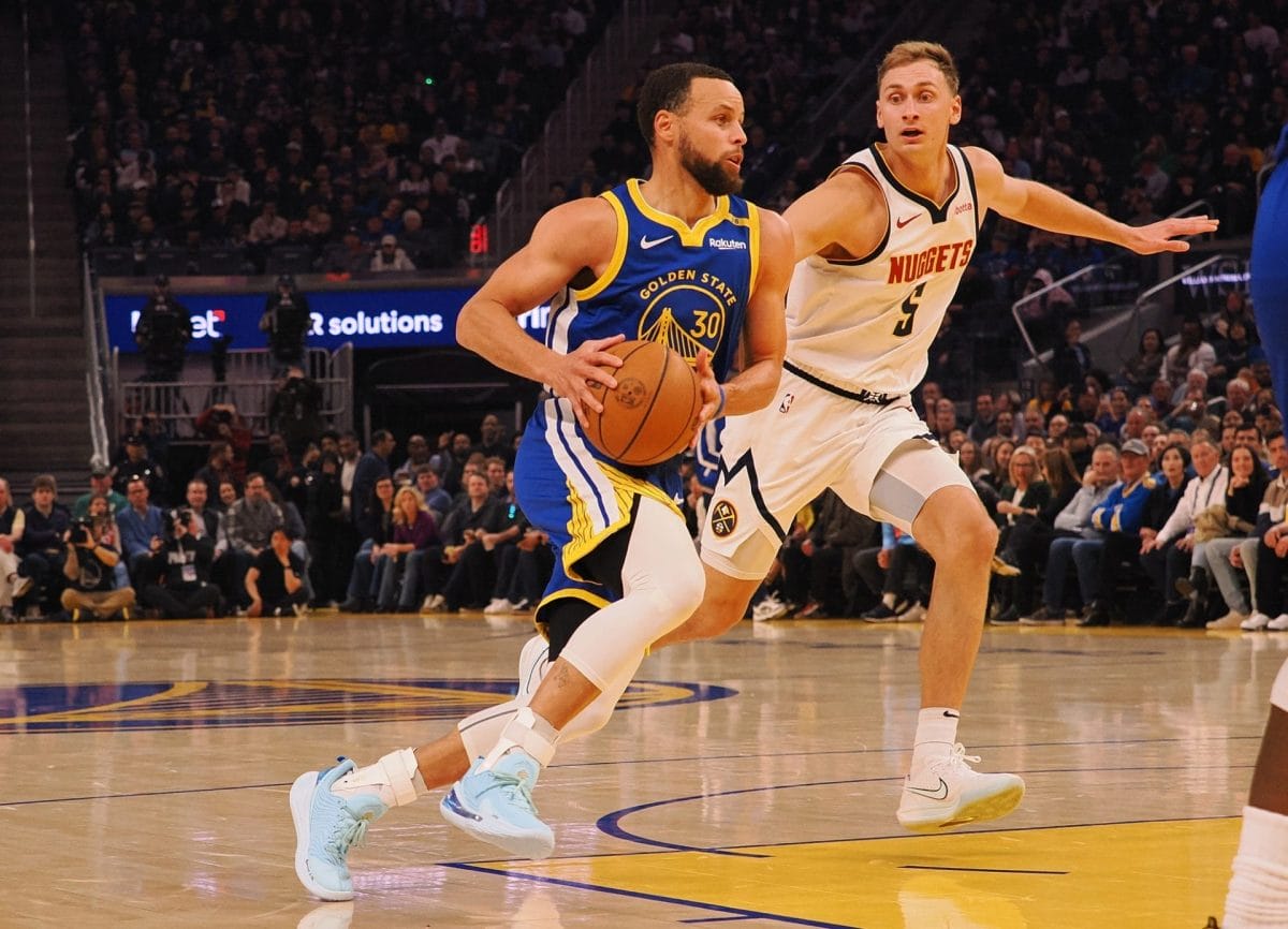 Stephen Curry con el balón