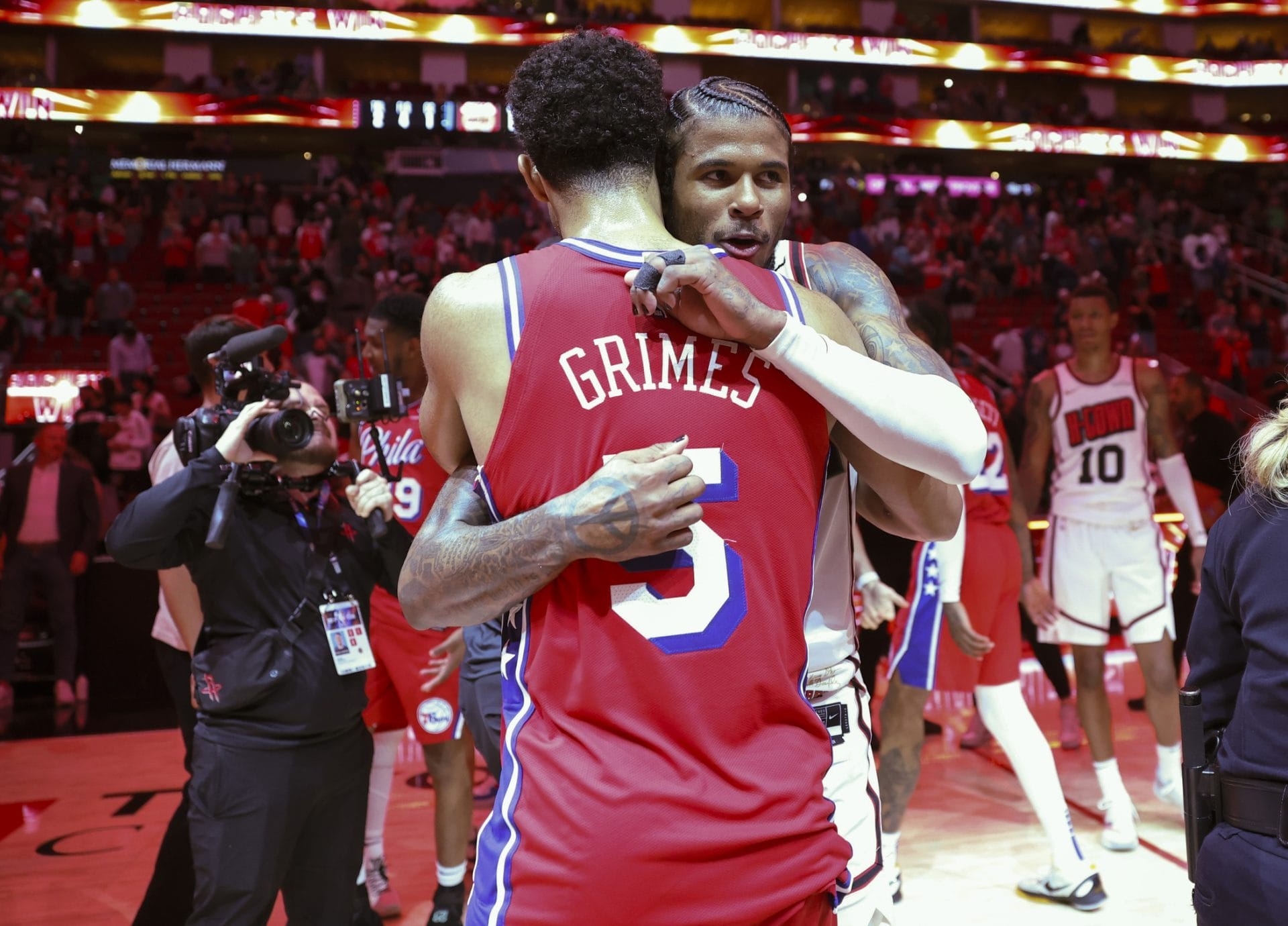 Quentin Grimes y Jalen Green se funden en un abrazo