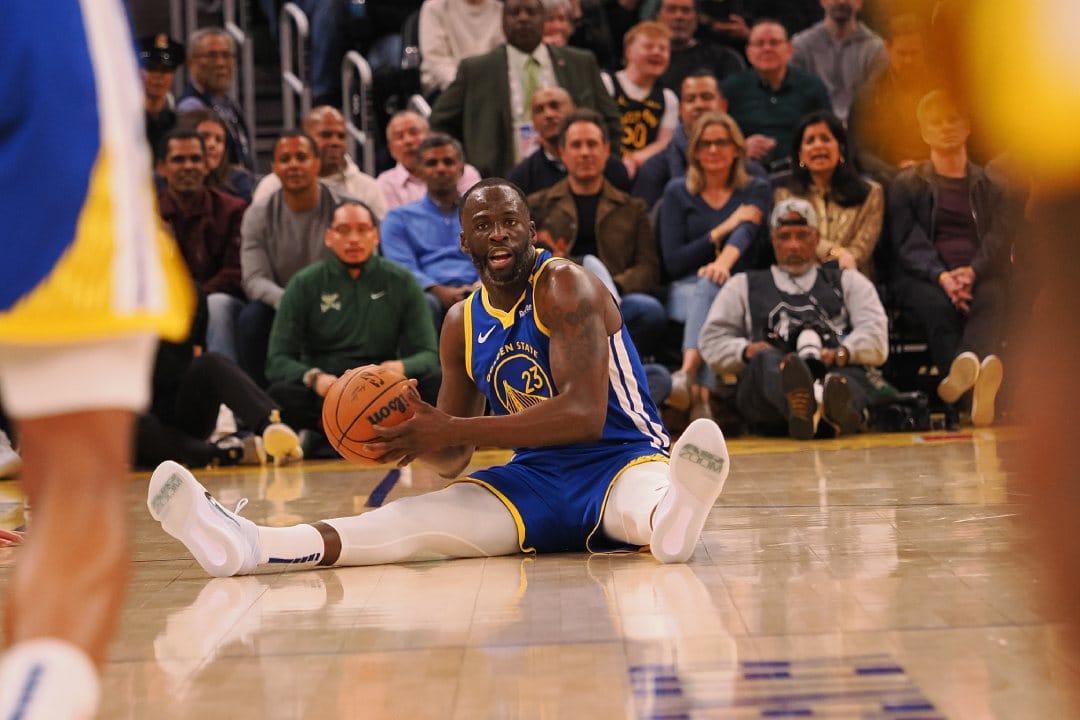 Draymond Green gana el balón tras una disputa.