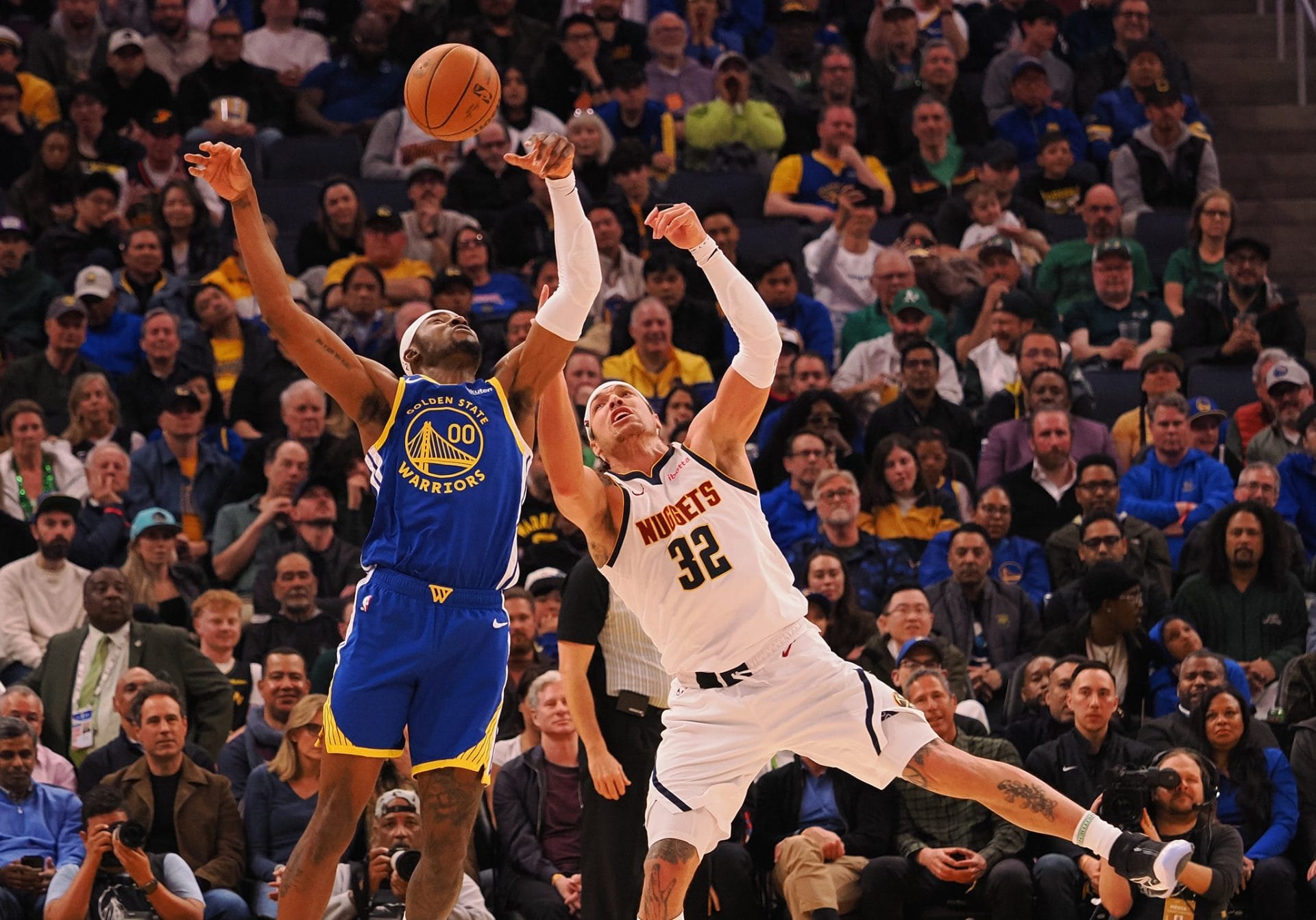 Lucha por un rebote en un Warriors vs Nuggets