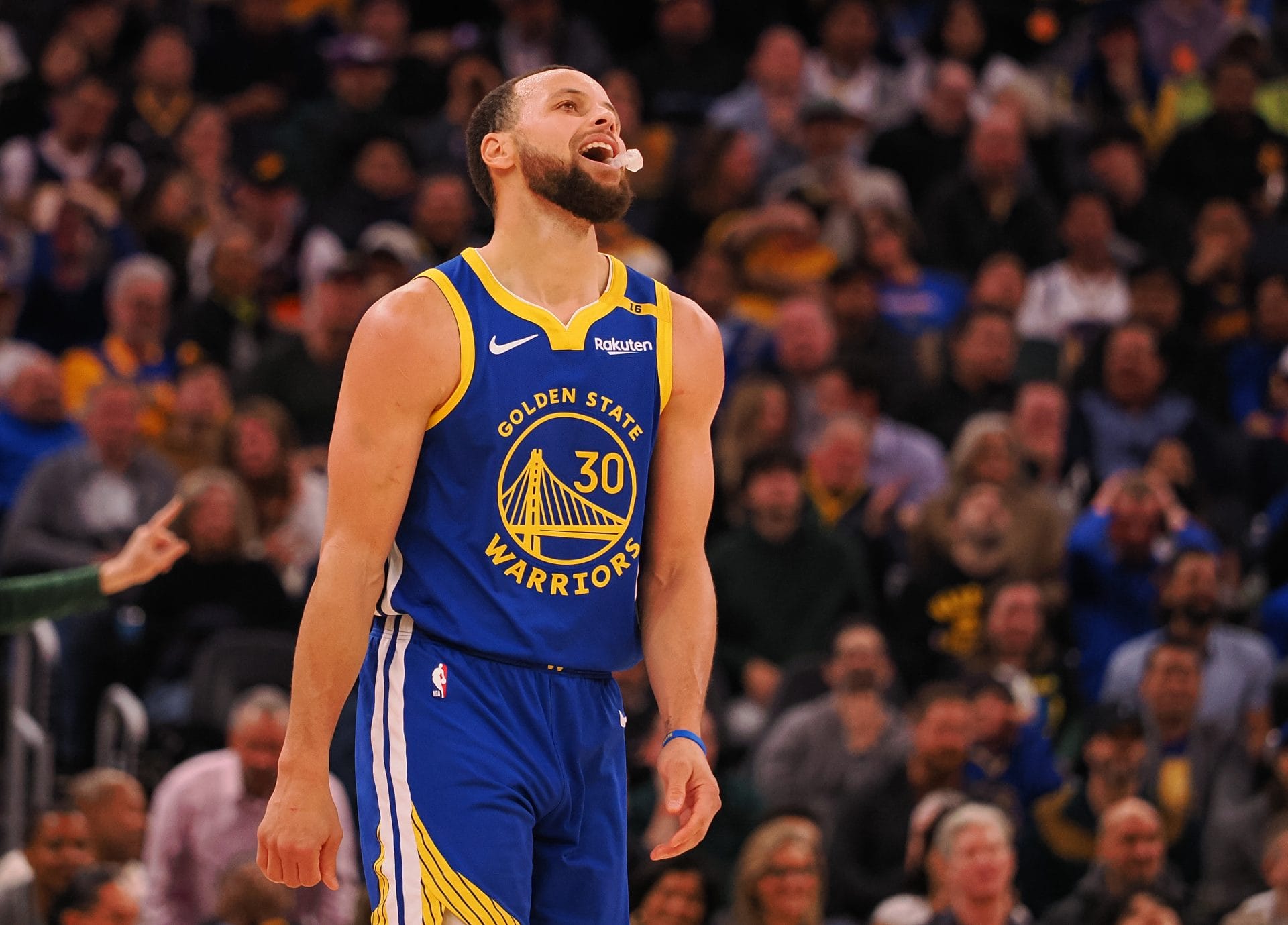 Stephen Curry luce exhausto.
