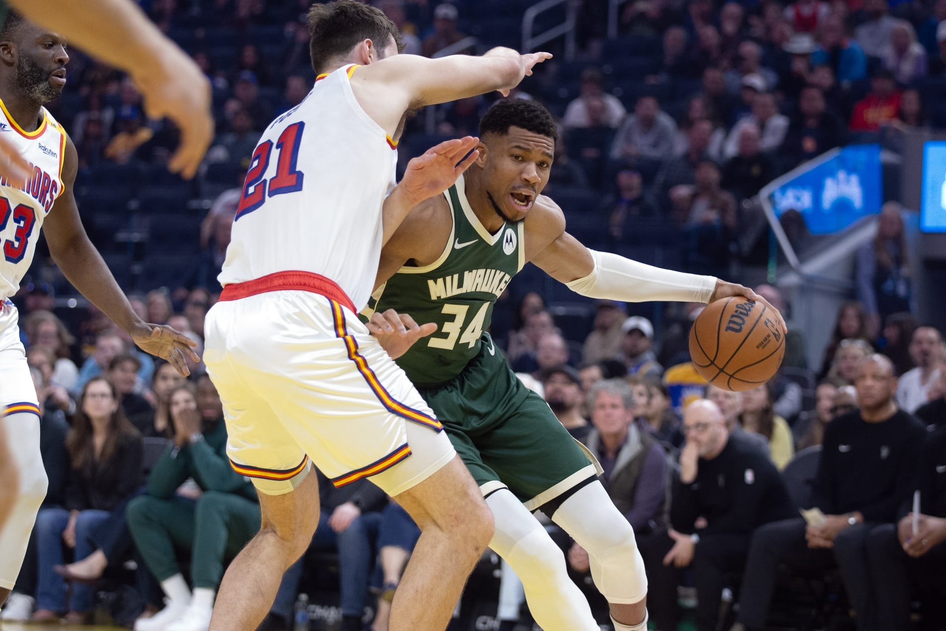 Giannis busca anotar ante los Warriors
