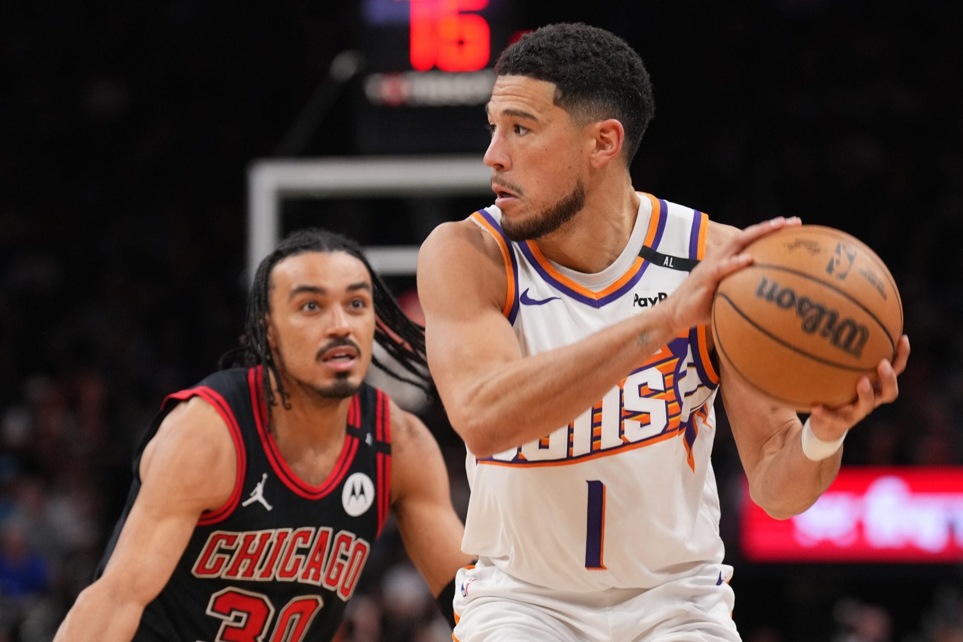 Devin Booker con el balón durante el Suns vs Bulls