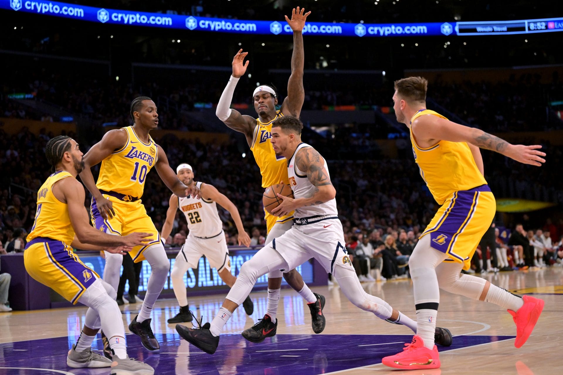 Varios defensores de los Lakers rodean a Michael Porter Jr.