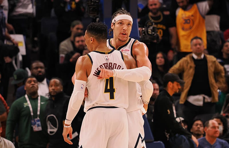 Aaron Gordon celebra con Westbrook