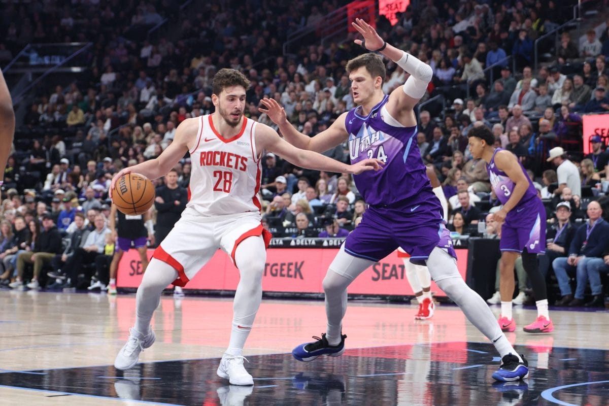 Alperen Sengun y Walker Kessler, en un duelo en la pintura en el anterior enfrentamiento entre Houston Rockets y Utah Jazz.