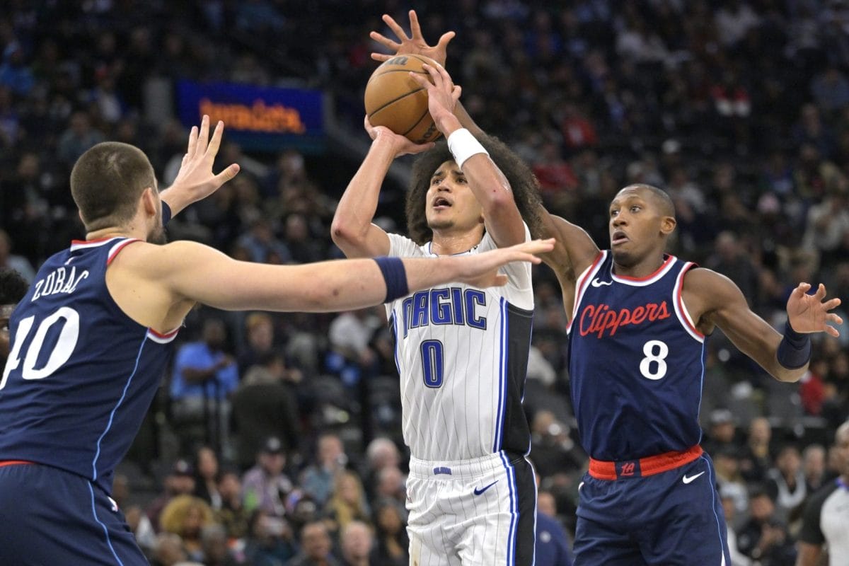 Ivica Zubac y Kris Dunn tratan de defender el lanzamiento de Anthony Black en un partido anterior.