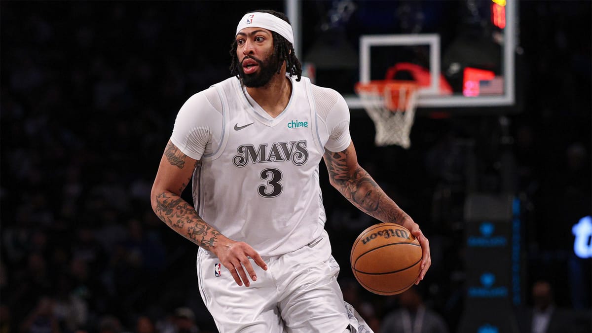 Anthony Davis en su regreso con los Mavericks