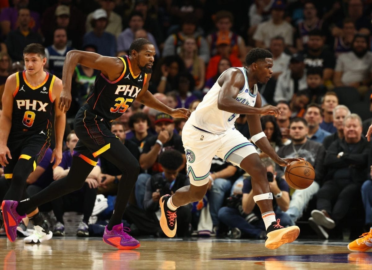 Anthony Edwards con el balón, perseguido por Kevin Durant en un lance de un partido anterior.