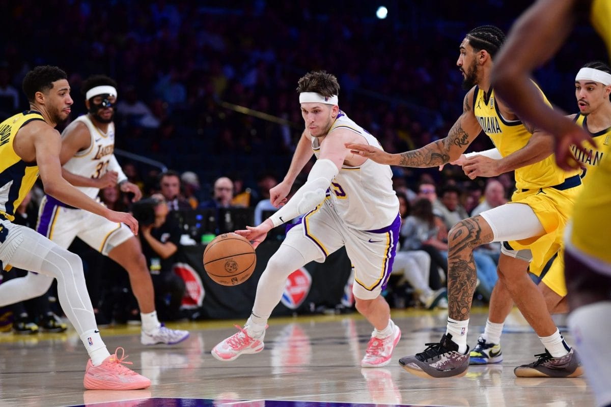 Austin Reaves con el balón ante los Indiana Pacers