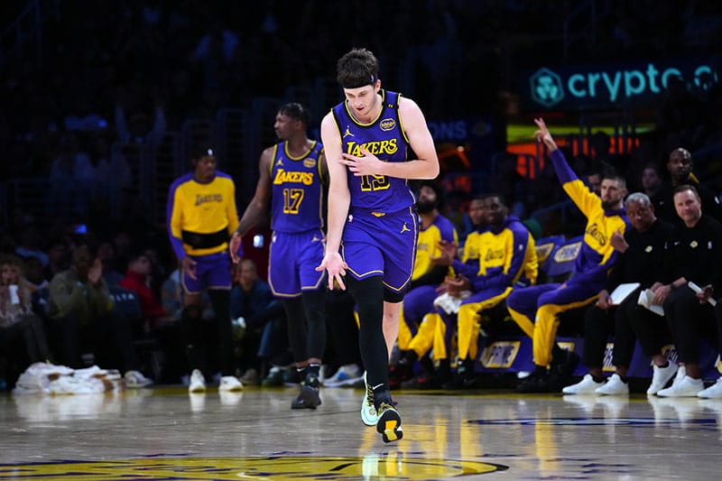 Austin Reaves celebra un triple