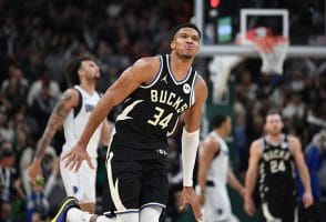 Giannis da la victoria a los Bucks ante Dallas