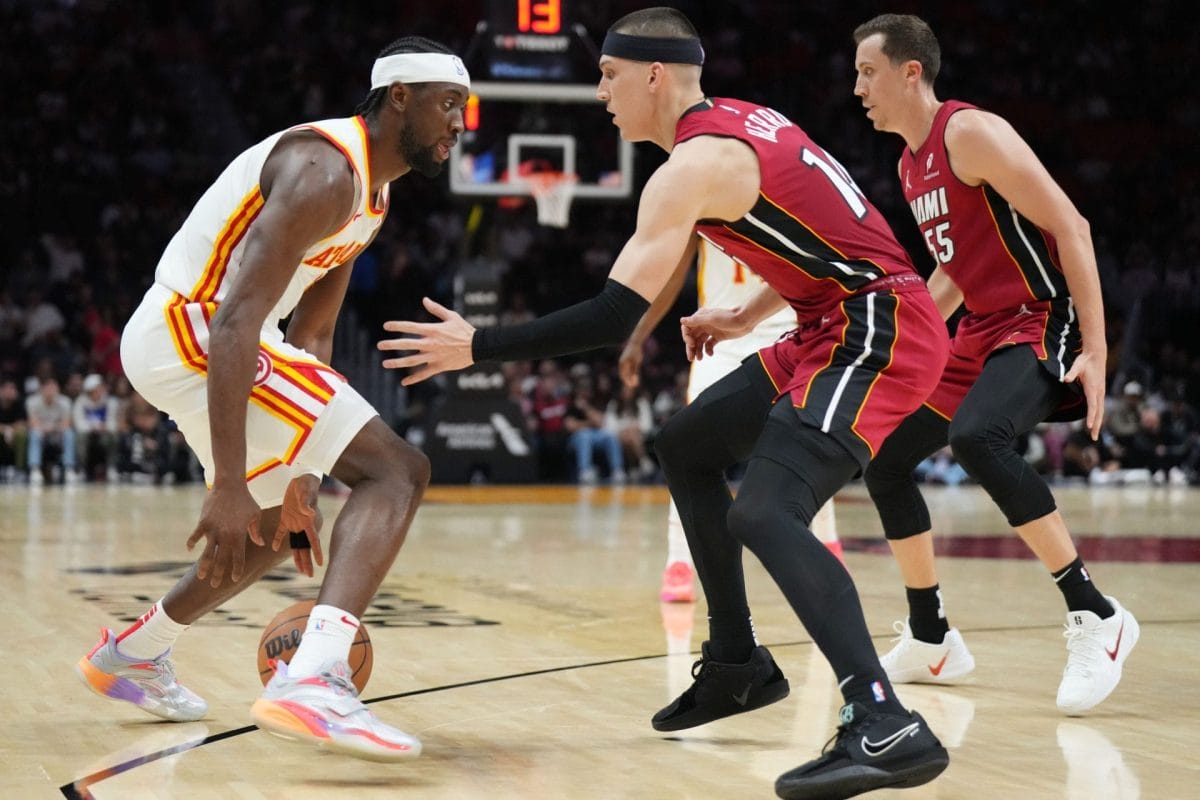 Caris LeVert, defendido por Tyler Herro en uno de los anteriores enfrentamientos entre Miami Heat y Atlanta Hawks.